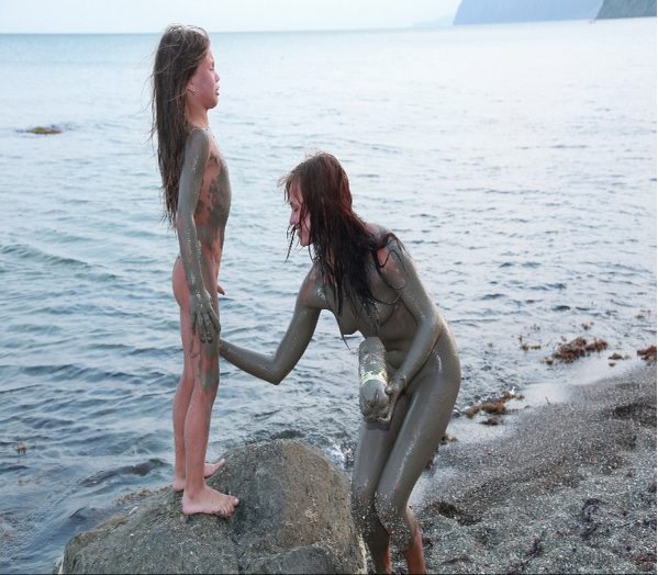 Zdjęcia rodzinny nudyzm na plaży z leczniczym błotem | Photo a family nudism on a beach with therapeutic mud Zdjęcia rodzinny nudyzm na plaży z leczniczym błotem | Photo a family nudism on a beach with therapeutic mud
