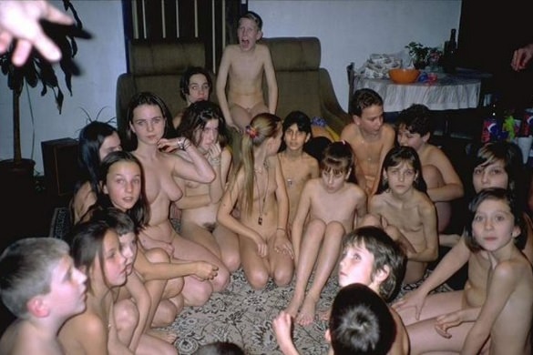 Zdjęcia rodzinny nudyzm w domu młodzi i dorośli nudyści | Photo of family nudism of the house young and adult nudists Zdjęcia rodzinny nudyzm w domu młodzi i dorośli nudyści | Photo of family nudism of the house young and adult nudists