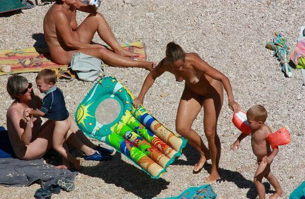 Zdjęcia rodzinny nudyzm na morze (set 7) | Photo family nudism on the sea Zdjęcia rodzinny nudyzm na morze (set 7) | Photo family nudism on the sea