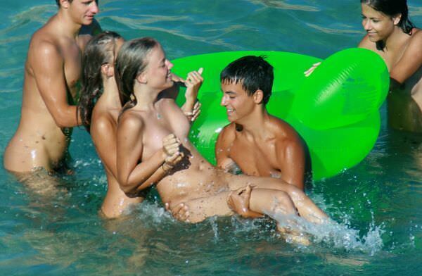 Zdjęcia nudystów młode pływają bez ubrania na morze | Photo young nudists bathe without clothes at the sea Zdjęcia nudystów młode pływają bez ubrania na morze | Photo young nudists bathe without clothes at the sea