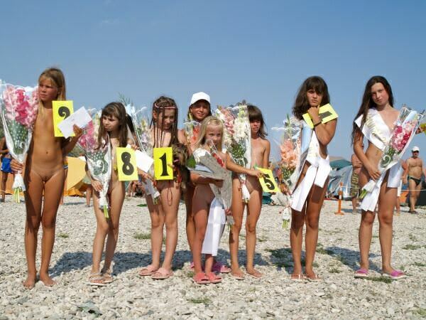 Foto konkurs piękności młodych nudystów na plaży | Photo a beauty contest of young nudists on the beach Foto konkurs piękności młodych nudystów na plaży | Photo a beauty contest of young nudists on the beach