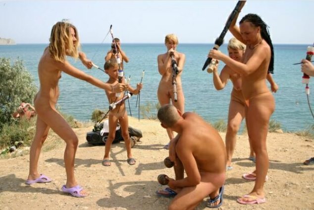 Foto nudyzm gry na plaży nad morzem | Photo nudism playing on the beach by the sea Foto nudyzm gry na plaży nad morzem | Photo nudism playing on the beach by the sea