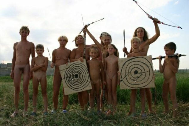 Zdjęcia dorośli i młodzi nudyści w przyrodzie, gry i nagi wypoczynek | Photo adults and young nudists in the nature, games and recreation naked Zdjęcia dorośli i młodzi nudyści w przyrodzie, gry i nagi wypoczynek | Photo adults and young nudists in the nature, games and recreation naked