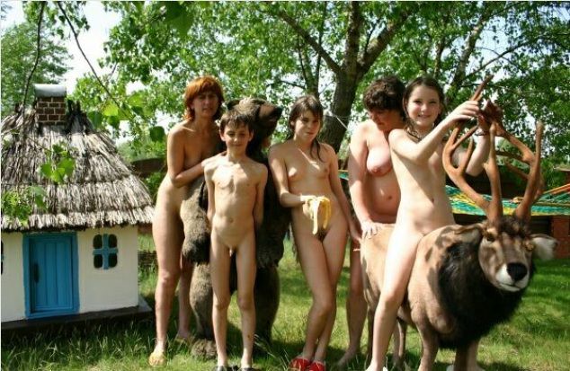 Zdjęcia dorośli i młodzi nudyści premium zdjęcia na łonie natury (set 7) | Photo adult and young nudists premium photo on nature Zdjęcia dorośli i młodzi nudyści premium zdjęcia na łonie natury (set 7) | Photo adult and young nudists premium photo on nature
