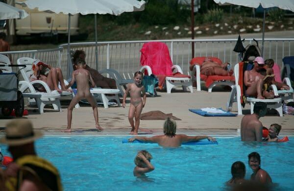 Zdjęcia rodzinny nudyzm w aquaparku we Francji | Photo a family nudism in the water Park in France Zdjęcia rodzinny nudyzm w aquaparku we Francji | Photo a family nudism in the water Park in France