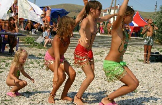 Rodziny nudyzm konkursy zdjęcia i tańce | Nudism family photo contests and dances Rodziny nudyzm konkursy zdjęcia i tańce | Nudism family photo contests and dances