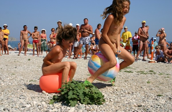 Zdjęcie nudyzm rodzina gry na plaży (set 26) | Purenudism foto - la competencia en una playa de nudistas Zdjęcie nudyzm rodzina gry na plaży (set 26) | Purenudism foto - la competencia en una playa de nudistas