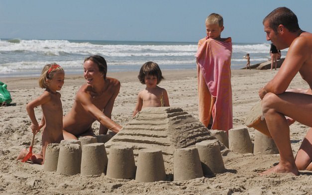 Zdjęcia dorosłych i dzieci na plaży nudystów | Photos of adults and children in the nudist beach Zdjęcia dorosłych i dzieci na plaży nudystów | Photos of adults and children in the nudist beach