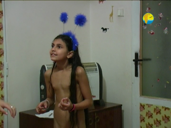 Wideo młode dziewczyny nudyści na łonie natury, odpoczywają i bawią się | Video young girls nudist nature, rest and play Wideo młode dziewczyny nudyści na łonie natury, odpoczywają i bawią się | Video young girls nudist nature, rest and play